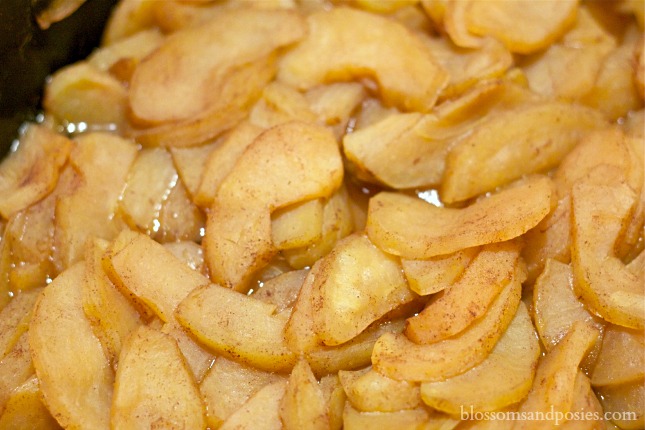 cooked apples in crcokpot - blossomsandposies.com