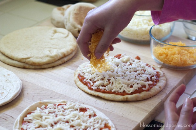Mini pizzas that kids can make themselves! from BlossomsAndposies.com