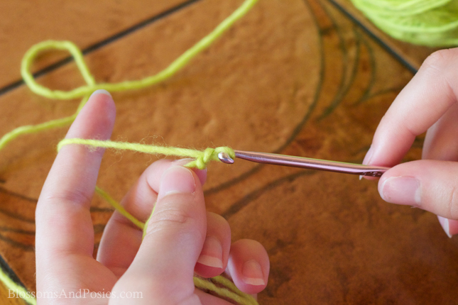 Basic Crochet: The Chain Stitch from blossomsandposies.com