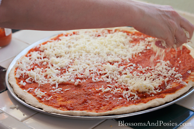 Tip on how to spread tomato sauce evenly on a pizza