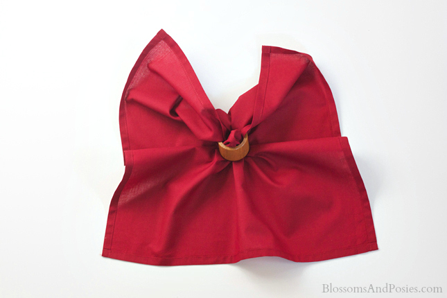 Add a whimsical touch to your next autumn party with this easy apple napkin fold! #teaparty #autumn #hospitality